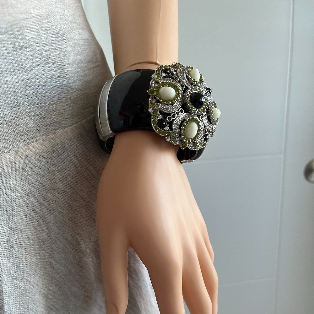 Cuff - Picture 3 of 16